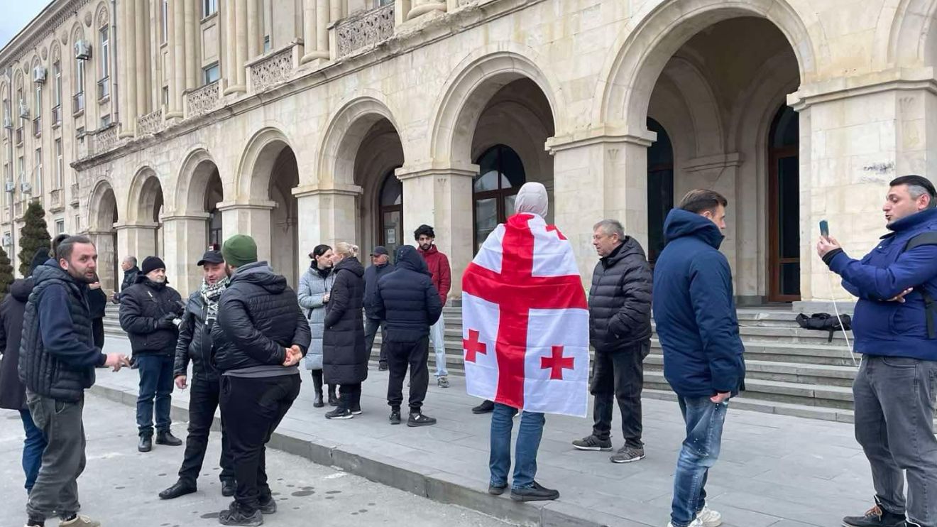 “ქვეყანაში დემოკრატიის ადგილი აღარ დარჩა” – გორში საპროტესტო აქციები გრძელდება